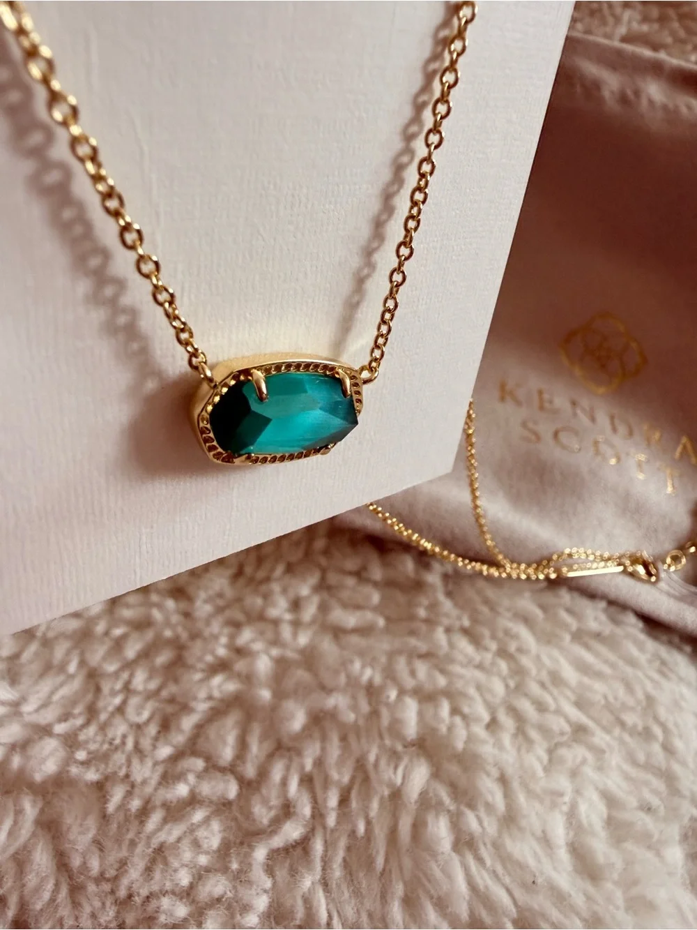 Kendra Scott Elisa Gold Pendant Necklace in Emerald Cat’s Eye